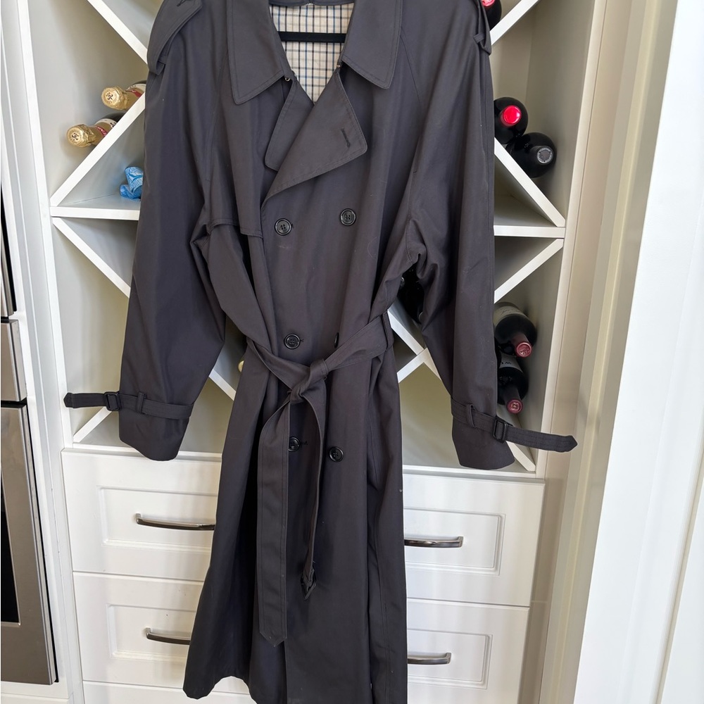 London Fog Men's black vintage 1980s trench coat spring weight  size 44